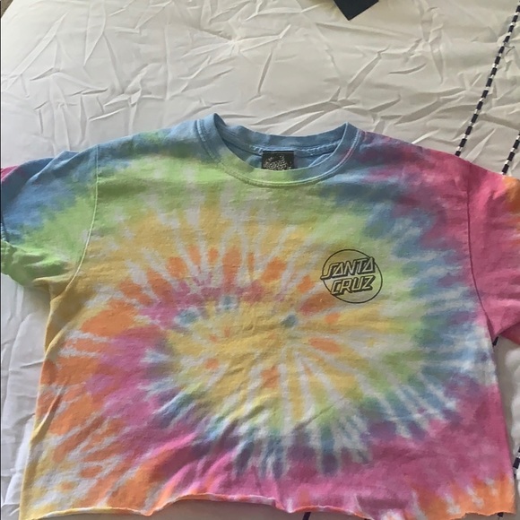 Tilly's Tops - Santa cruise cropped tee